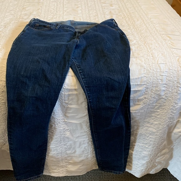 Old navy mid rise curvy jeans. - Picture 4 of 6